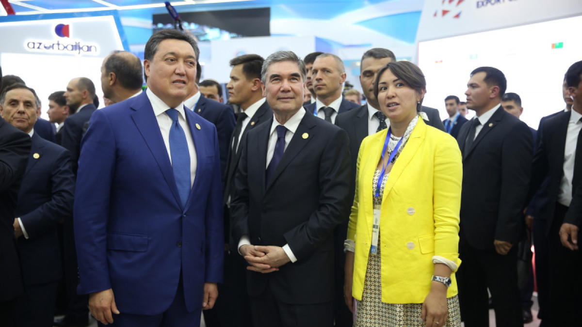  Аскар Мамин на открытии казахстанского павильона в городе Туркменбаши.