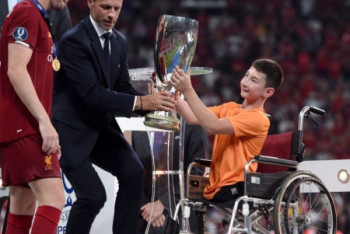 Фотография к новости: Казахстанский мальчик без ног наградил "Ливерпуль" и получил Суперкубок УЕФА от капитана