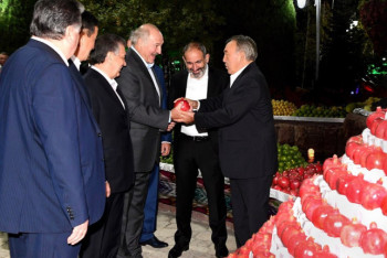 Фотография к новости: Гранат для Президента: опубликовано архивное фото Назарбаева 