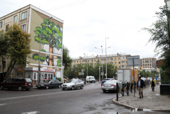 Фотография к новости: "Жить с деревом": Столичный художник преобразил хрущевку правобережья