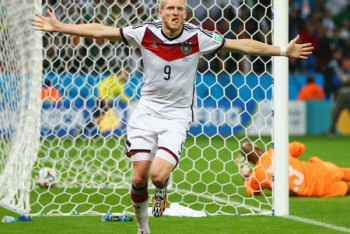 Фотография к новости: Женившийся на уроженке Казахстана чемпион мира по футболу ответил на вопрос о переезде в РК 