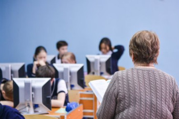 Фотография к новости: Исключить давление на учителей поручил Президент РК