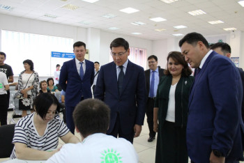 Фотография к новости: Аскар Жумагалиев посетил павлодарские ЦОНы