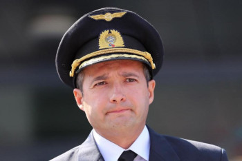 Фотография к новости: Посадивший на поле самолет пилот забрал на память початок кукурузы