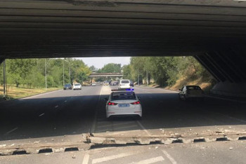 Фотография к новости: В Алматы на проезжую часть упали фрагменты бетонной облицовки моста