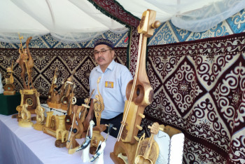 Фотография к новости: Глина, кожа, кость: Уникальные работы казахстанских ремесленников показали в Костанае