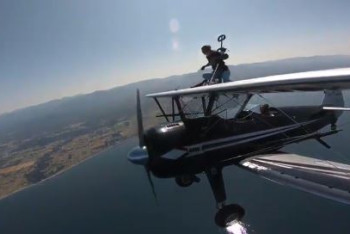 Фотография к новости: Экстемальное видео: Казахстанка прошлась по крылу летящего самолета
