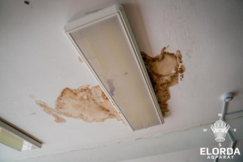 Фотография к новости: "Протекает крыша, сидим с ведрами" - директор о состоянии школы-лицея №75 в Нур-Султане