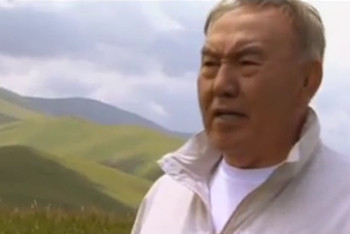 Фотография к новости: Видео с поющим Назарбаевым появилось в сети