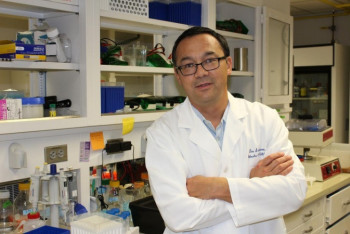 Фотография к новости: Он нашел оружие против рака: съемки фильма о казахе-биологе из Хьюстона заморожены