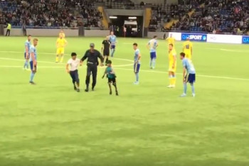 Фотография к новости: На поле выбежали два мальчика во время мачта Лиги Европы "Астана" - БАТЭ 