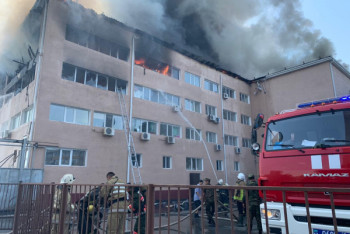 Фотография к новости: Пожар в драмтеатре Атырау ликвидирован