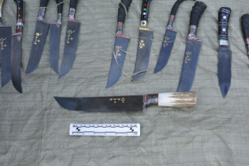 Фотография к новости: Шесть мешков с ножами обнаружили у гражданина России при досмотре