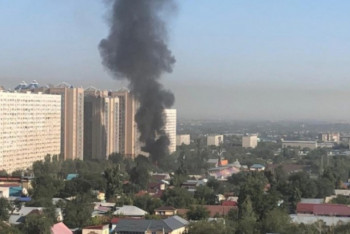 Фотография к новости: Горит кафе "Пазанда" — сильный пожар в Алматы