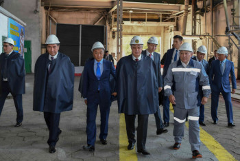 Фотография к новости: Токаев поблагодарил работников завода в Жезказгане за труд на благо страны