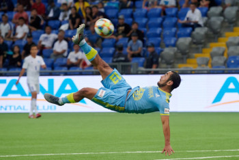 Фотография к новости: Футболист "Астаны" забил сумасшедший гол через себя 