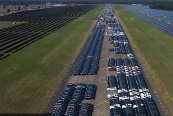 Фотография к новости: Найдено огромное "кладбище недоделанных Mercedes-Benz"