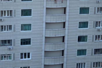 Фотография к новости: Полицейские разыскивают родителей детей, свесивших ноги с балкона многоэтажки в Алматы