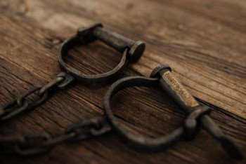 Фотография к новости: В Костанайской области рабовладельцы держали мужчину на цепи, а затем убили