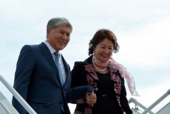 Фотография к новости: Алмазбек Атамбаев встретился с супругой в СИЗО