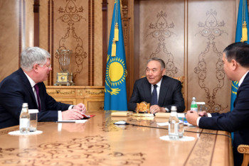 Фотография к новости: Елбасы встретился с послом России