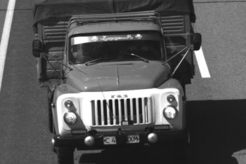 Фотография к новости: Казахстанцы завешивают номера бумагой и хомутами, чтобы не платить на дорогах