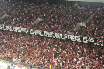 Фотография к новости: Судья из-за гомофобного баннера останавливал матч "Ницца" – "Марсель"