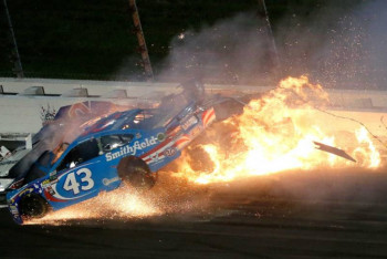 Фотография к новости: При попытке установить мировой рекорд погибла "самая быстрая женщина на колесах" 