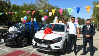 Фотография к новости: Аким Кызылординской области подарил два автомобиля спортивной школе-интернат-колледжу