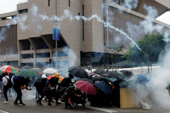Фотография к новости: В Гонконге более 30 человек пострадали при столкновениях на акции протеста