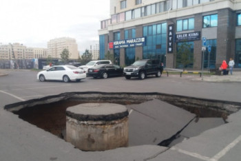 Фотография к новости: Асфальт провалился на дороге в центре левобережья Нур-Султана