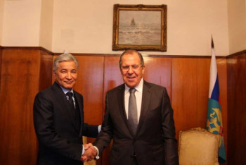 Фотография к новости: Тасмагамбетов вручил Лаврову юбилейную медаль "25 лет Независимости РК"