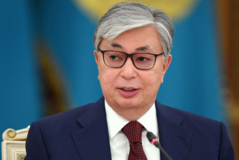 Фотография к новости: Токаев поздравил с Днем независимости Кыргызстана Сооронбая Жээнбекова 