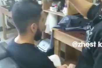 Фотография к новости: Недовольный клиент барбершопа заставил парикмахеров обрить друг друга