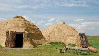 Фотография к новости: Сконструированные по аналогии раскопок Батай сгоревшие жилища воссоздадут в России