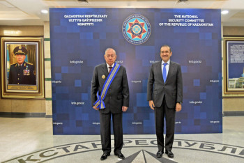 Фотография к новости: Масимов наградил Токпакбаева