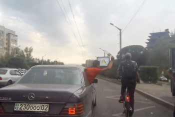 Фотография к новости: Пассажир Mercedes ударил велосипедиста бутылкой по голове в Алматы