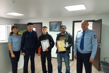 Фотография к новости: Отважные жители Экибастуза за 10 минут задержали подозреваемого в хулиганстве мужчину