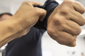 Фотография к новости: Мужчина сломал нос сотруднику ЦОНа в Алматы за отказ в обслуживании