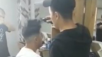 Фотография к новости: На 12 тыс. тенге оштрафовали клиента барбершопа, заставившего парикмахеров обрить друг друга 