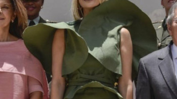 Фотография к новости: Сильный ветер превратил дочь президента США Иванку Трамп в кувшинку