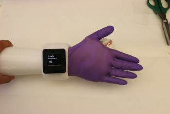 Фотография к новости: Умная перчатка придаст протезу руки сенсорную чувствительность