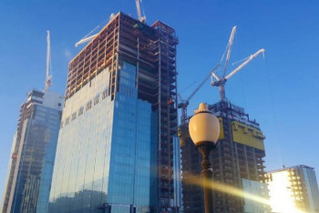 Фотография к новости: Иностранных рабочих на "Абу Даби Плаза" кормили едой за 3 тыс., казахстанских - за 800тг