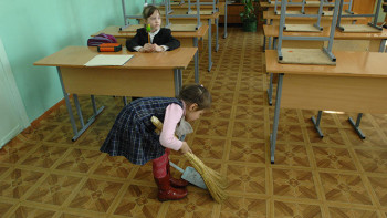 Фотография к новости: Школьникам Нур-Султана предложили мыть полы в классе вместо уборщиц