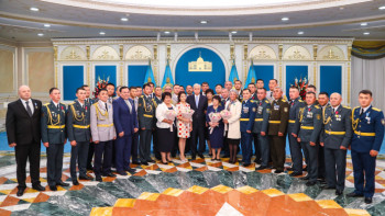 Фотография к новости: Токаев наградил участников восстановления города Арысь