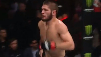 Фотография к новости: Выскочил из клетки и побежал к отцу: Как Хабиб отметил победу 