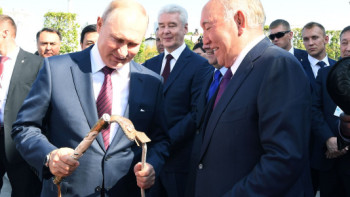 Фотография к новости: Назарбаев подарил Путину сувенирную камчу