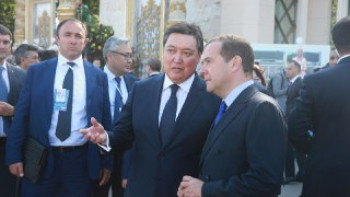 Фотография к новости: Мамин встретился с Медведевым в Москве