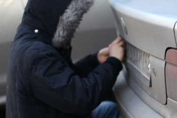 Фотография к новости: В Таразе задержан снимавший номера с авто и возвращавший их владельцам за деньги 