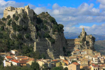 Фотография к новости: 25 тысяч евро за переезд в умирающий город заплатят власти Италии